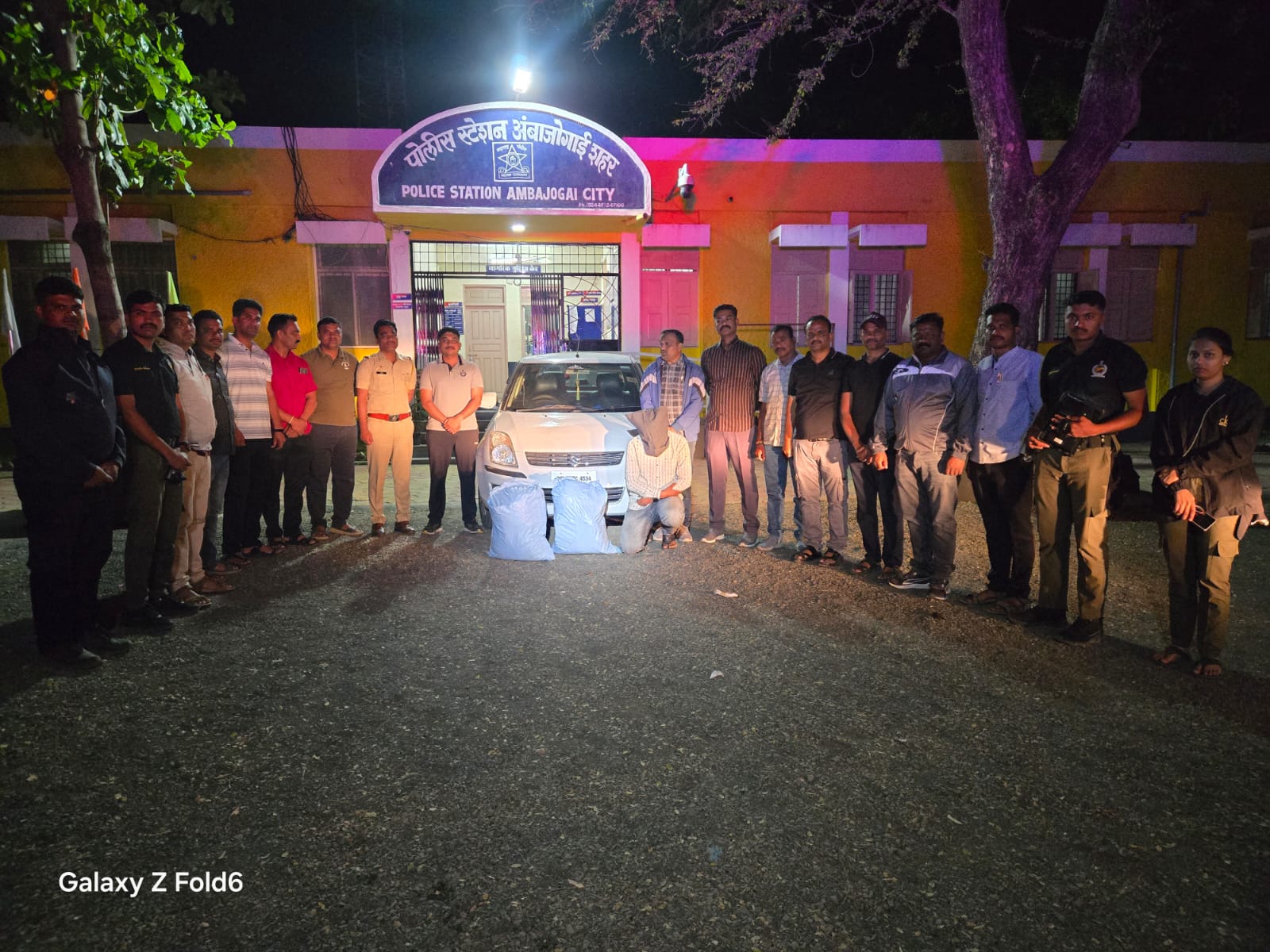 अंबाजोगाई मध्ये चारचाकी वाहनातुन विक्रीसाठी जात असलेला 13 लाखांचा गांजा पकडला स्थानिक गुन्हे शाखा व पोलीस ठाणे अंबाजोगाई शहर यांची संयुक्त कामगिरी