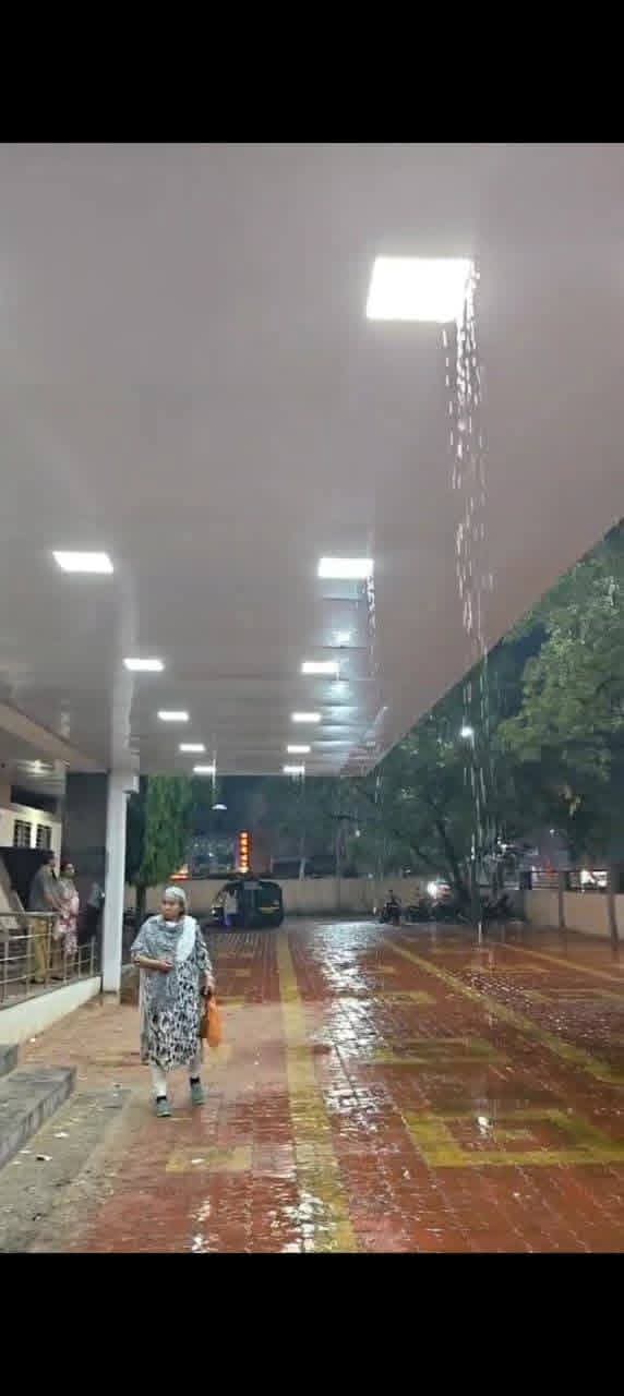 प्रसारमाध्यमांच्या दणक्याने काझी संघाणी ग्रुपला नोटीस; राजकीय वरदहस्तांमुळे गुन्हा दाखल करण्यास टाळाटाळ !  १३ कोटीचे बीड बसस्थानक गळती प्रकरण :- डॉ.गणेश ढवळे