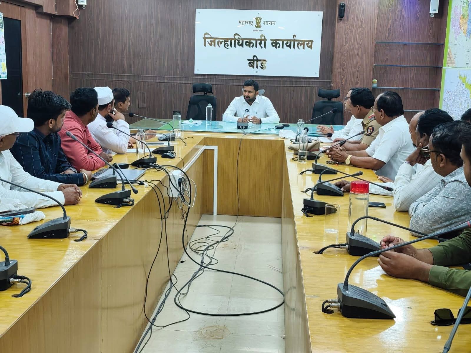 जिल्हाधिकारी यांच्या उपस्थितीत बीड शहरातील पेट्रोल पंप चालक – मालकांची बैठक,जिल्ह्यात इंधन पुरवठा सुरळीत ठेवण्याबाबत सूचना